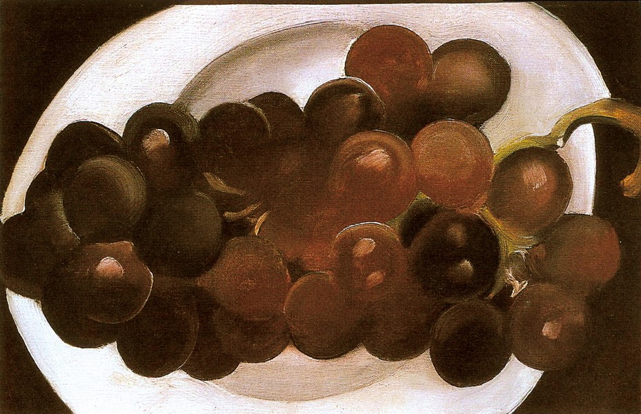 白盘中的葡萄