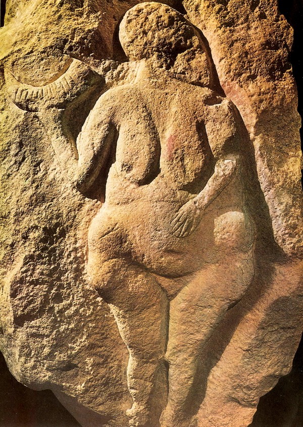 多尔多涅地区的劳赛尔-手持牛角的女人浮雕像