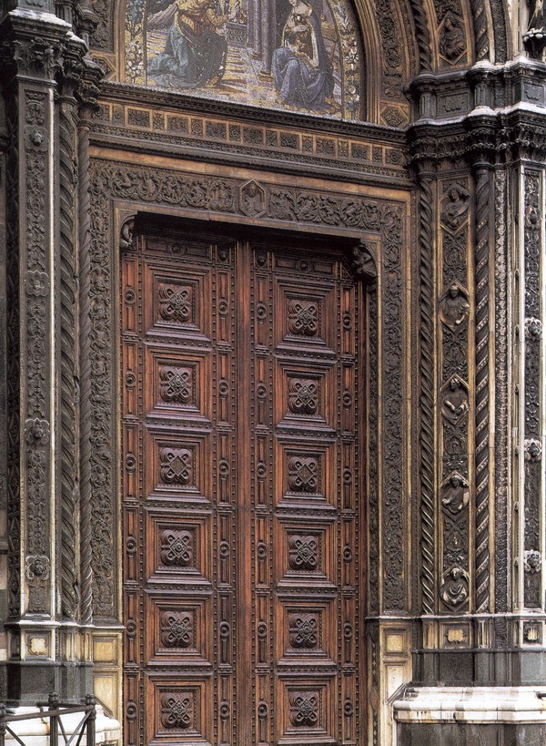 多莫教堂有杏仁饰的正门