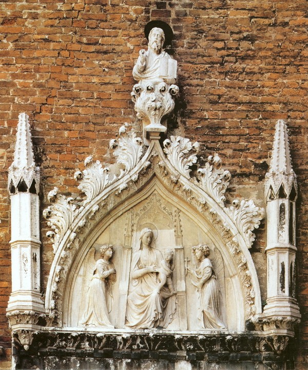 圣马利亚教堂大门拱饰