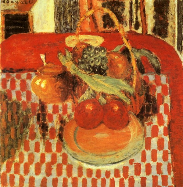 红色桌布上的篮子和水果盘